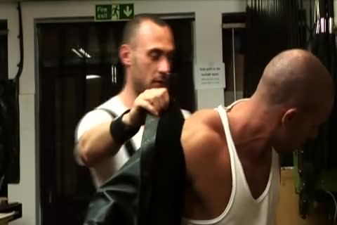 M3N 4T W0RK 3 H0T AND SW34TY SC2/4