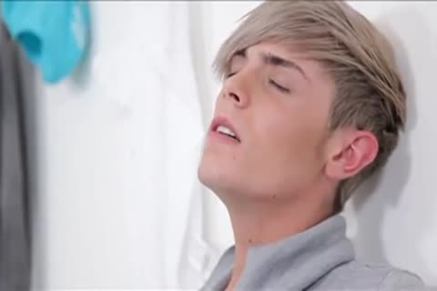 two slutty Swimmers Make bareback Fliplop Love In Changing Room